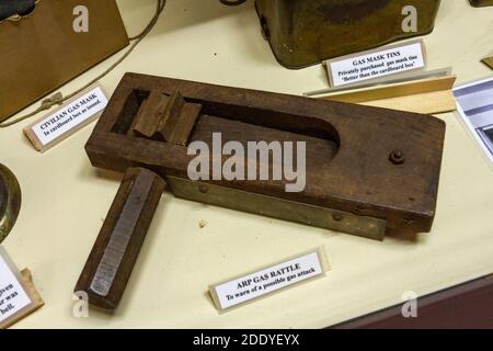 Un hochet à gaz ARP (Air raid précaution) (pour avertir d'une éventuelle attaque au gaz), Thorpe Camp Visitor Center, une caserne de la Royal Air Force de la Seconde Guerre mondiale, Lincs, Royaume-Uni. Banque D'Images