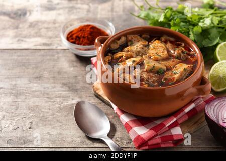 Soupe traditionnelle de mondongo ou d'el menudo sur une table en bois Banque D'Images