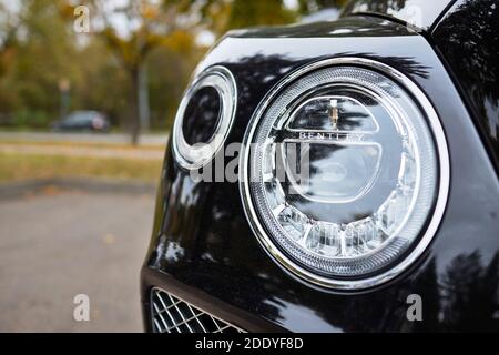 BERLIN, ALLEMAGNE - OCTOBRE 2020 : Bentley Bentayga voiture de luxe hybride SUV garée dans les rues de Berlin en vue de l'automne. Détail de l'éclairage avant de la voiture Banque D'Images