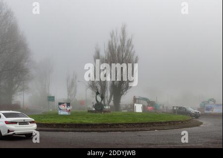 Bandon, West Cork, Irlande. 27 novembre 2020. Ce matin, le brouillard continue sur le rond-point N71 à Bandon à West Cork après un avertissement de brouillard jaune met Eireann. Crédit : AG News/Alay Live News Banque D'Images