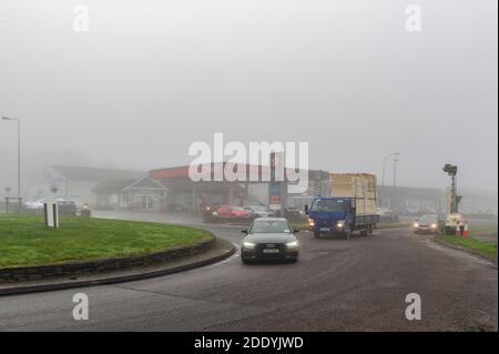 Bandon, West Cork, Irlande. 27 novembre 2020. Ce matin, le brouillard continue sur le rond-point N71 à Bandon à West Cork après un avertissement de brouillard jaune met Eireann. Crédit : AG News/Alay Live News Banque D'Images