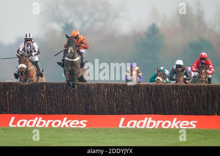 Einsaisissable Belle criblée par Sam Waley-Cohen (deuxième à gauche) efface le dernier avant de continuer à gagner le Ladbrokes Daily Odds boosts Chase à Newbury Racecourse. Banque D'Images