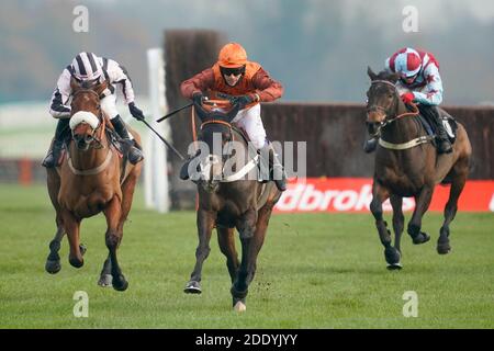 Une belle insaisissable portée par Sam Waley-Cohen (au centre) remporte le Ladbrokes Daily Odds booste Chase à l'hippodrome de Newbury. Banque D'Images