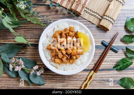 Le porc braisé sur le riz est le porc haché servi avec des cornichons sur le riz cuit à la vapeur, la nourriture de taïwan Banque D'Images