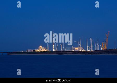 Le chantier de construction de la centrale nucléaire de Hinkley point C sur la côte Somerset, en Angleterre, la nuit. Banque D'Images