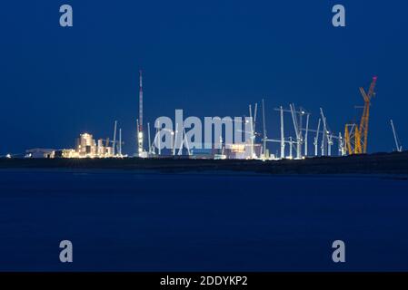 Le chantier de construction de la centrale nucléaire de Hinkley point C sur la côte Somerset, en Angleterre, la nuit. Banque D'Images