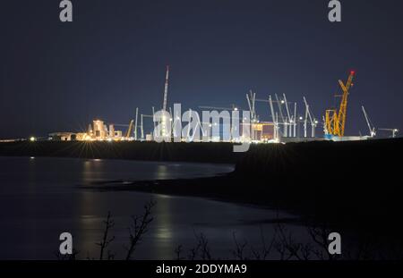 Le chantier de construction de la centrale nucléaire de Hinkley point C sur la côte Somerset, en Angleterre, la nuit. Banque D'Images