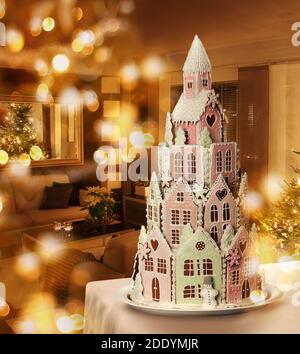 Le château de biscuits de pain d'épice est décoré dans une salle de Noël Banque D'Images