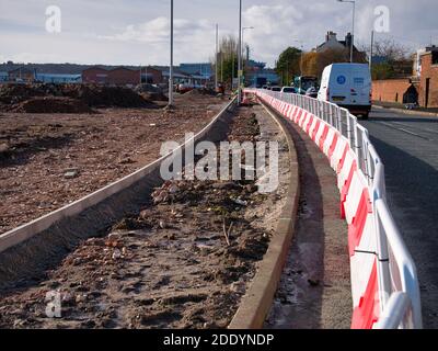 Section des barrières de la zone dans laquelle une nouvelle piste cyclable / passerelle piétonne est en cours de construction autour du site Wirral Waters à Birkenhead, Royaume-Uni Banque D'Images