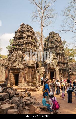 SIEM REAP, CAMBODGE - FÉVRIER, 2013: Une foule de personnes visitant les sites du temple de Ta Prohm à Angkor, Cambodge Banque D'Images