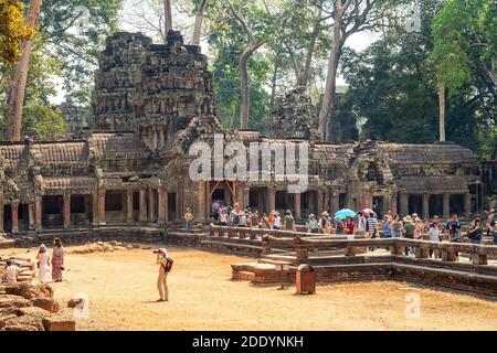 SIEM REAP, CAMBODGE - FÉVRIER 2013 : foule de personnes à l'entrée du temple Ta Prohm à Angkor, Cambodge Banque D'Images