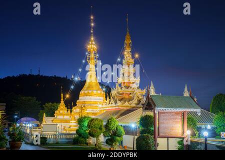 Wat Jongklang Temple et Wat Jongkham Temple est l'endroit le plus d'attention pour les touristes avec le ciel de coucher de soleil à Mae Hong son près de Chiang mai, Thaïlande Banque D'Images