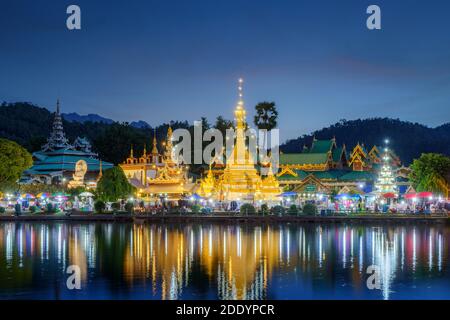 Wat Jongklang Temple et Wat Jongkham Temple est l'endroit le plus d'attention pour les touristes avec le ciel de coucher de soleil à Mae Hong son près de Chiang mai, Thaïlande Banque D'Images