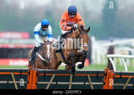 Bravemansgame, monté par Harry Cobden, remportera le dernier joueur à remporter le Play Ladbrokes 5-A-Side sur l'obstacle des novices du football à l'hippodrome de Newbury. Banque D'Images