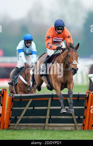 Bravemansgame, monté par Harry Cobden, remportera le dernier joueur à remporter le Play Ladbrokes 5-A-Side sur l'obstacle des novices du football à l'hippodrome de Newbury. Banque D'Images