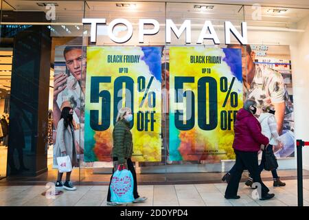 Dundee, Écosse, Royaume-Uni. 27 novembre 2020 . Le groupe de distribution Arcadia de Philip Green est sur le point de s’effondrer et l’avenir de chaînes comme Topshop, Topman et Dorothy Perkins est incertain. Photo : magasin Topman et Topshop dans le centre commercial Overgate à Dundee. Iain Masterton/Alay Live News Banque D'Images