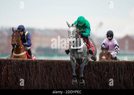 Caribean Boy, monté par Daryl Jacob (au centre) sur le chemin de gagner les Ladbrokes engagés à Safer Gambling novicess' Chase à Newbury Racecourse. Banque D'Images