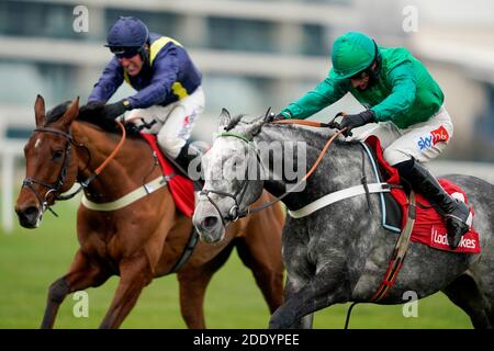 Caribean Boy, monté par Daryl Jacob (à droite) sur le chemin de gagner les Ladbrokes engagés à Safer Gambling novicess' Chase à Newbury Racecourse. Banque D'Images