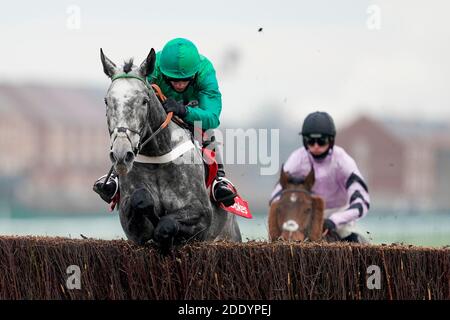 Caribean Boy, criblé par Daryl Jacob, sur le chemin de gagner les Ladbrokes engagés à plus sûr Gambling novices Chase à Newbury Racecourse. Banque D'Images