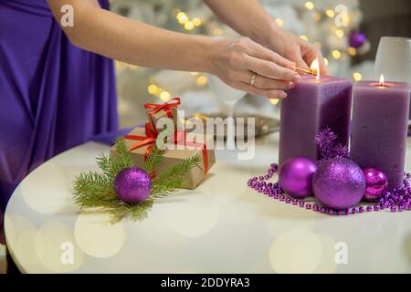 Fille fait la décoration de table de Noël. Sur la table de noël avec des cadeaux. Haute qualité Banque D'Images