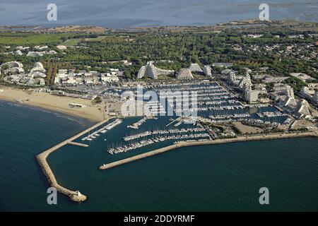 La Grande Motte (sud de la France) : vue aérienne de la ville, de ses célèbres bâtiments pyramidaux et de la grande marina Banque D'Images