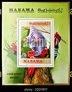MOSCOU, RUSSIE - 20 NOVEMBRE 2020: Timbre-poste imprimé dans les spectacles de Manama Bloc: Masque de Kifwebe du Congo-Katanga, série de masques, vers 1972 Banque D'Images