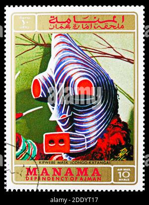 MOSCOU, RUSSIE - 20 NOVEMBRE 2020: Timbre-poste imprimé à Manama montre le masque Kifwebe du Congo-Katanga, série masques, vers 1972 Banque D'Images