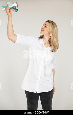 Bonne fille avec un avion jouet à la main. Banque D'Images