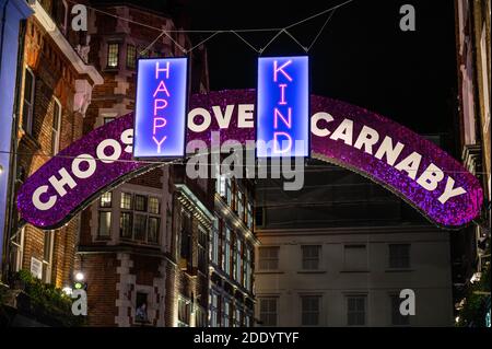 Des messages positifs devant Carnaby Street illuminent l'arche à Les 2020 lumières de Noël rendent hommage aux travailleurs de première ligne pendant Le coronavirus Banque D'Images