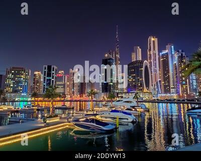 Dubaï, Émirats arabes Unis - 19 octobre 2020 : vue sur la ville moderne du centre-ville de Dubaï depuis la marina de Marasi, dans la baie des affaires, la nuit Banque D'Images