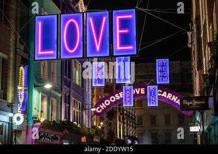 Londres, Royaume-Uni - 1 novembre 2020 : Carnaby Street 2020 décorations de Noël inspirant des messages d'amour et d'espoir pendant la pandémie COVID 19 Banque D'Images