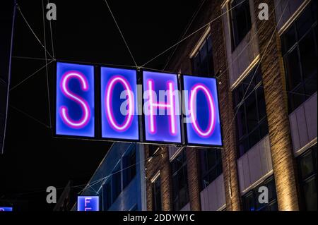 Panneau SOHO éclairé faisant partie de la rue Carnaby 2020 Les lumières de Noël ont pour but de transmettre des messages positifs pendant le COVID 19 pandémie Banque D'Images