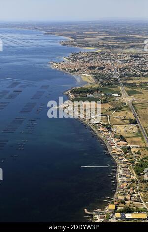 Département d'Herault (sud-est de la France) : vue aérienne de l'Étang de Thau et de ses huître. En arrière-plan, à droite, le village de Bouzig Banque D'Images