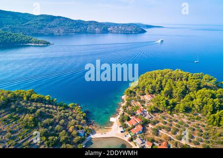 Île de Korcula. Baie d'entrée de Vela Luka vue aérienne, archipel de Dalmatie du sud, Croatie Banque D'Images