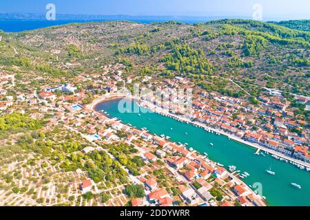 Korcula. Ville de Vela Luka sur l'île de Korcula vue aérienne, archipel de Dalmatie du sud, Croatie Banque D'Images