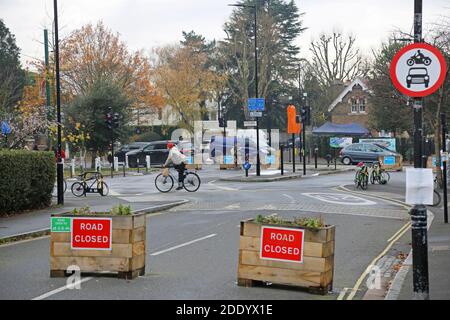 Fermeture de rue - jonction de Dulwich Village et Calton Avenue, Londres, Royaume-Uni. Partie du schéma StreetSpace de Southwark pour des routes résidentielles plus sûres, 2020. Banque D'Images