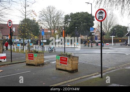 Fermeture de rue - jonction de Dulwich Village et Calton Avenue, Londres, Royaume-Uni. Partie du schéma StreetSpace de Southwark pour des routes résidentielles plus sûres, 2020. Banque D'Images