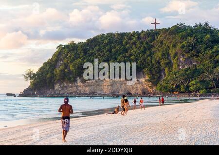 Les amateurs de plage et les touristes en fin d'après-midi à Boracay Island, Philippines Banque D'Images