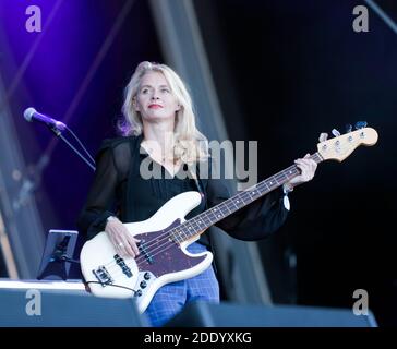 Gros plan de Lucy Shaw, guitariste basse avec Squeeze, sur la scène principale, pendant le festival de musique OnBlackheath 2016 Banque D'Images