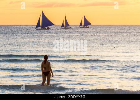 Des voiliers locaux ont appelé Para pendant l'après-midi à Boracay, aux Philippines Banque D'Images