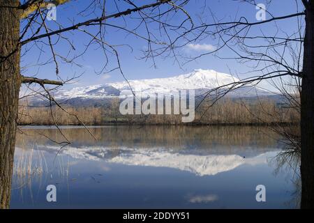 Vue sur l'Etna depuis le lac Gurrida, Sicile Banque D'Images