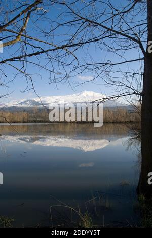 Vue sur l'Etna depuis le lac Gurrida, Sicile Banque D'Images