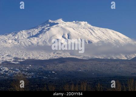 Vue sur l'Etna depuis le lac Gurrida, Sicile Banque D'Images