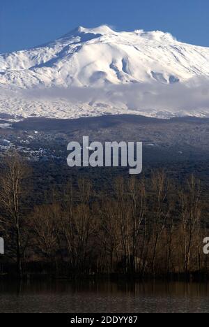 Vue sur l'Etna depuis le lac Gurrida, Sicile Banque D'Images