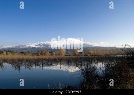 Vue sur l'Etna depuis le lac Gurrida, Sicile Banque D'Images