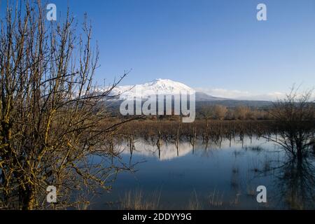 Vue sur l'Etna depuis le lac Gurrida, Sicile Banque D'Images