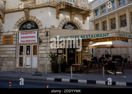 22 avril 2019, Limassol, Chypre. Tables dans un café d'été dans la ville lors d'une journée ensoleillée. Banque D'Images
