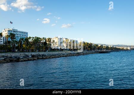 22 avril 2019, Limassol, Chypre. Promenade de la mer Méditerranée pendant une journée ensoleillée. Banque D'Images