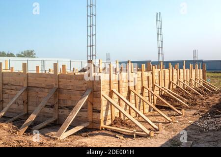 gros plan de la coffrage en bois de houe ancrée à la fondation. Construction d'une maison à la campagne. Banque D'Images