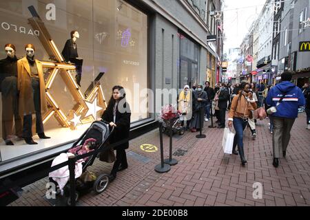 Amsterdam, pays-Bas. 27 novembre 2020. Les consommateurs attendent dans la file d'attente pour entrer dans un magasin lors du « Black Friday » dans la rue commerçante Kalverstraat, au milieu de la pandémie de coronavirus, le 27 novembre 2020, dans le centre-ville d'Amsterdam, aux pays-Bas. (Photo de Paulo Amorim/Sipa USA) Credit: SIPA USA/Alay Live News Banque D'Images